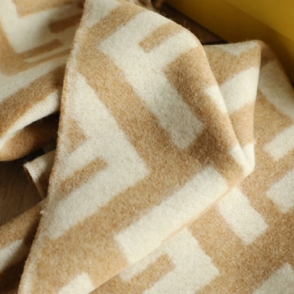 <AUTHENTIC>Fendi Scarf